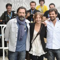 Ginés García Millán, Michelle Jenner y Rodolfo Sancho a su llegada a San Sebastián