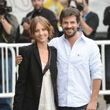 Michelle Jenner y Rodolfo Sancho a su llegada al Festival de San Sebastián