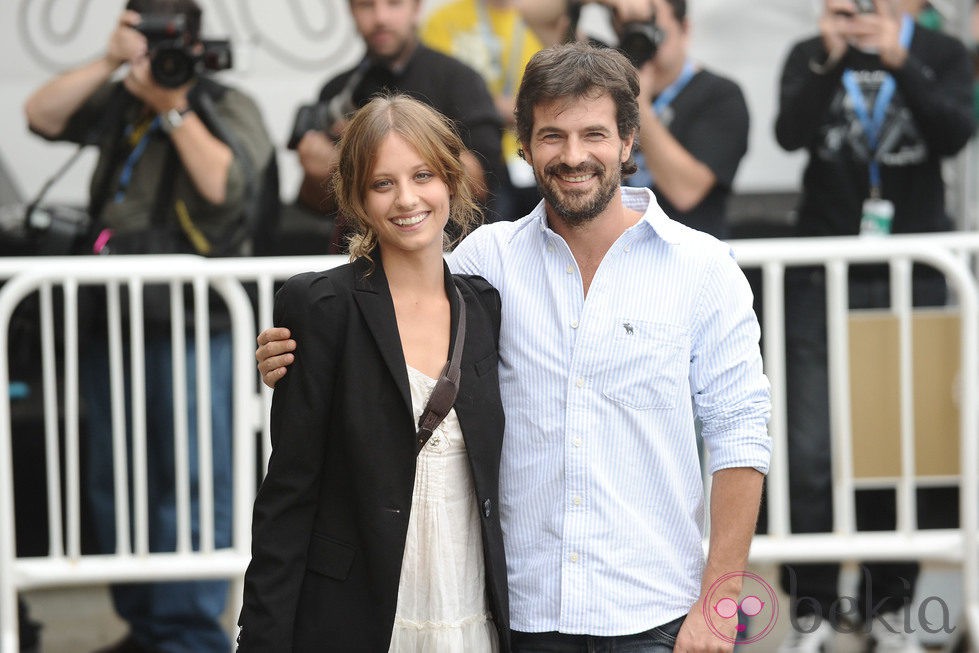 Michelle Jenner y Rodolfo Sancho a su llegada al Festival de San Sebastián