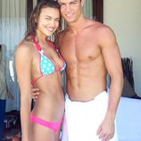 Cristiano Ronaldo con el torso desnudo e Irina Shayk en bikini