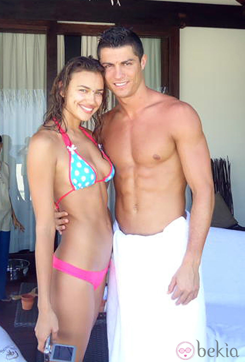 Cristiano Ronaldo con el torso desnudo e Irina Shayk en bikini