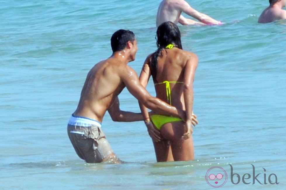 Cristiano Ronaldo, con el torso desnudo, juega con Irina Shayk