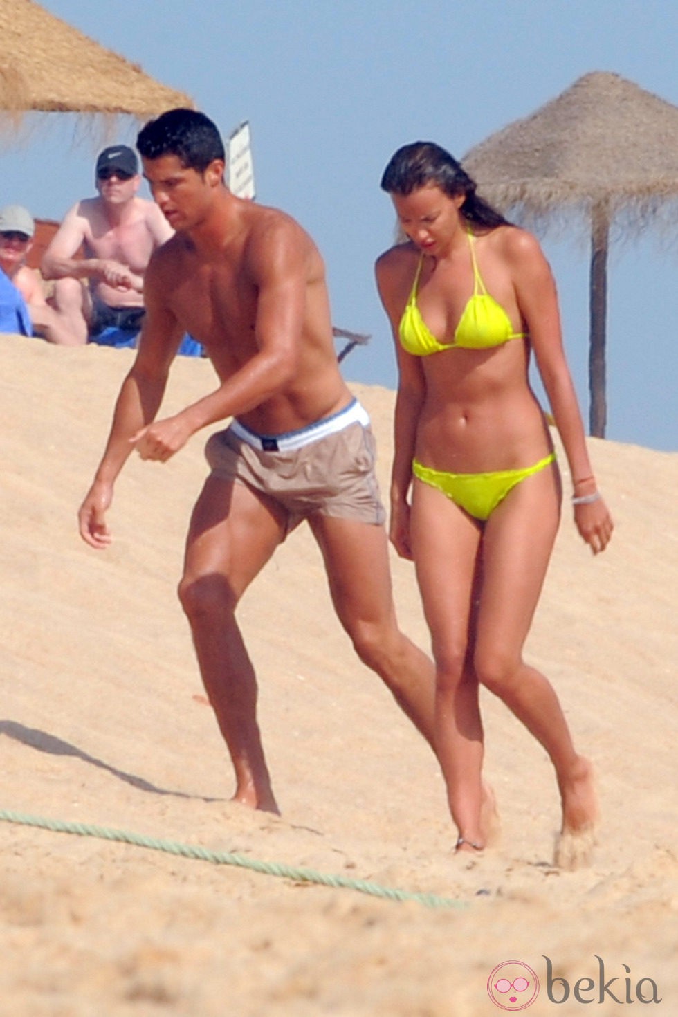 Cristiano Ronaldo con el torso desnudo e Irina Shayk en bikini durante sus vacaciones