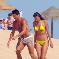 Cristiano Ronaldo con el torso desnudo e Irina Shayk en bikini durante sus vacaciones
