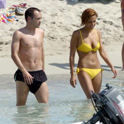 Andrés Iniesta y su novia Anna Ortiz en la playa