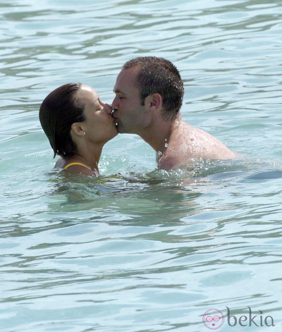 Andrés Iniesta y su novia Anna Ortiz se besan en la playa
