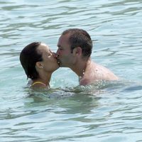 Andrés Iniesta y su novia Anna Ortiz se besan en la playa