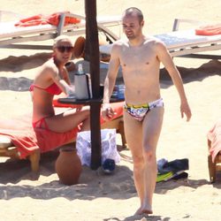 Andrés Iniesta con el torso desnudo junto a Anna Ortiz