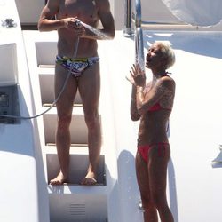Andrés Iniesta con el torso desnudo y Anna Ortiz en bikini