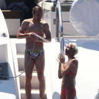 Andrés Iniesta con el torso desnudo y Anna Ortiz en bikini