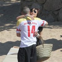 Andrés Iniesta y su novia Anna Ortiz abrazándose
