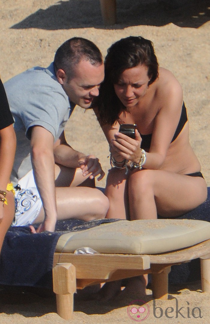 Andrés Iniesta y su novia, Anna Ortiz, en bikini en la playa