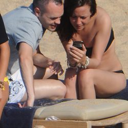 Andrés Iniesta y su novia, Anna Ortiz, en bikini en la playa