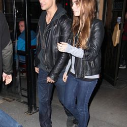 Taylor Lautner y su novia, Lily Collins, en 2011