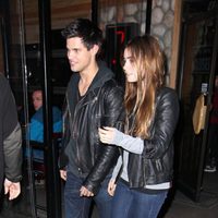 Taylor Lautner y su novia, Lily Collins, en 2011