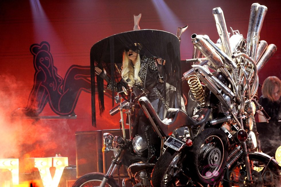 Lady Gaga como una seta durante su actuación en el Festival iHeartRadio