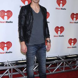 Joe Jonas en la alfombra roja del Festival iHeartRadio
