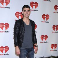 Joe Jonas en la alfombra roja del Festival iHeartRadio