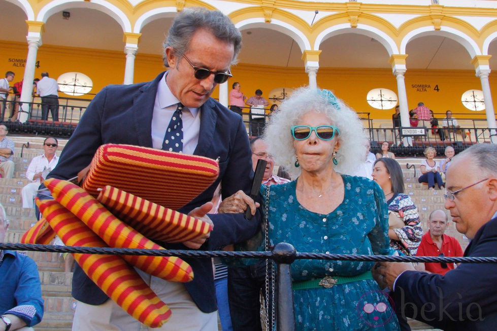 Alfonso Díez sujeta las almohadas junto a la Duquesa de Alba en Sevilla