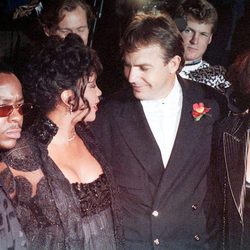 Bobby Brown, Whitney Houston, Kevin Costner y Cindy Costner en el estreno de 'El Guardaespaldas'