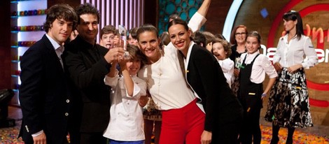 Manuel con el jurado y la presentadora de 'MasterChef Junior 2' tras convertirse en ganador