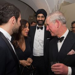 Cesc Fàbregas y Daniella Semaan charlando con el Príncipe Carlos en la British Asian Trust