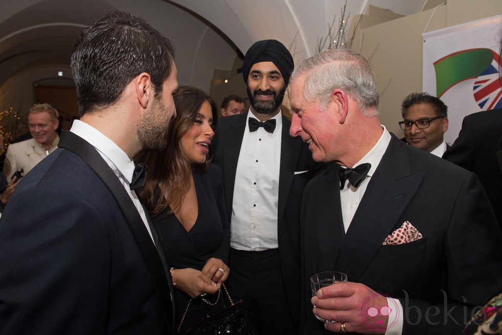 Cesc Fàbregas y Daniella Semaan charlando con el Príncipe Carlos en la British Asian Trust