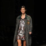 Malena Costa desfilando para Custo Barcelona en la 080 Barcelona Fashion