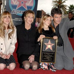 Antonio Banderas recibe su estrella en el Paseo de la Fama junto a su familia