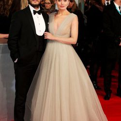 Laura Haddock y Sam Claflin en los Premios BAFTA 2015