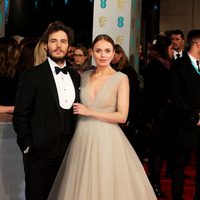 Laura Haddock y Sam Claflin en los Premios BAFTA 2015