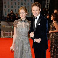Eddie Redmayne y Hannah Bagshawe en los BAFTA 2015