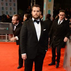Henry Cavill estrena look en la alfombra roja de los BAFTA 2015