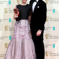 Felicity Jones y Eddie Redmayne posan con el premio a mejor película británica para 'La teoría del todo' en los Premios BAFTA 2015