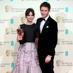 Felicity Jones y Eddie Redmayne posan con el premio a mejor película británica para 'La teoría del todo' en los Premios BAFTA 2015