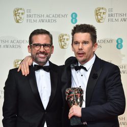 Steve Carell y Ethan Hawke recogen el premio al mejor director en representación de Richard Linklater en los Premios BAFTA 2015