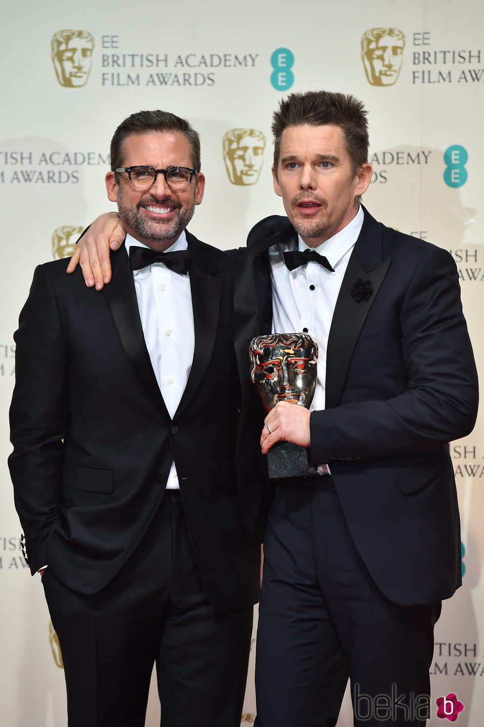 Steve Carell y Ethan Hawke recogen el premio al mejor director en representación de Richard Linklater en los Premios BAFTA 2015