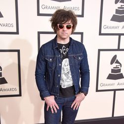 Ryan Adams en la alfombra roja de los Grammy 2015