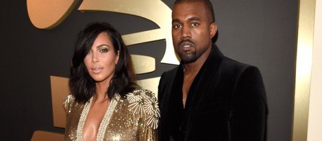Kim Kardashian y Kanye West en los Grammy 2015