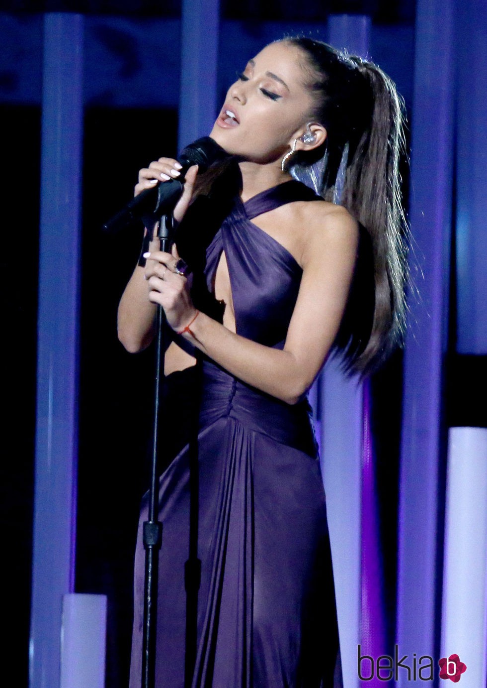 Ariana Grande actúa en los Grammy 2015