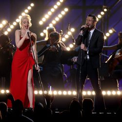 Gwen Stefani y Adam Levine en su actuación de los Grammy 2015