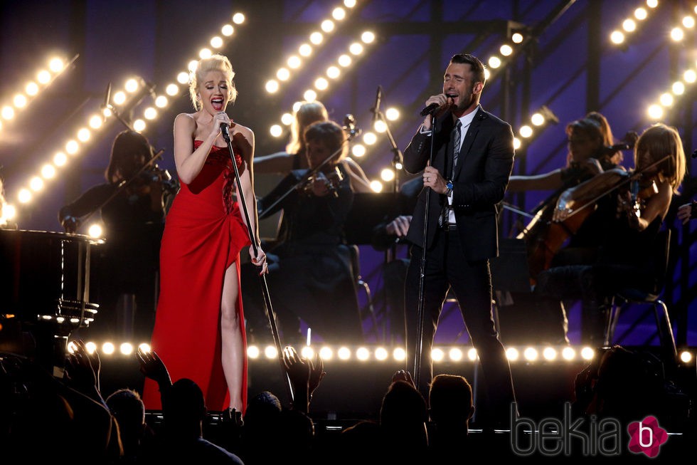 Gwen Stefani y Adam Levine en su actuación de los Grammy 2015