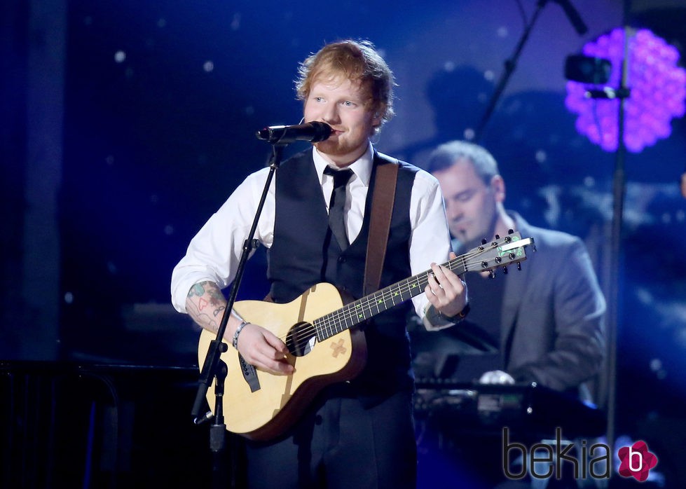 Ed Sheeran en el escenario de los premios Grammy 2015