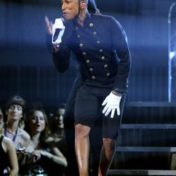 Pharrell Williams vestido de botones en los premios Grammy 2015