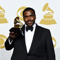 Rodney Jerkins posa con su Grammy 2015