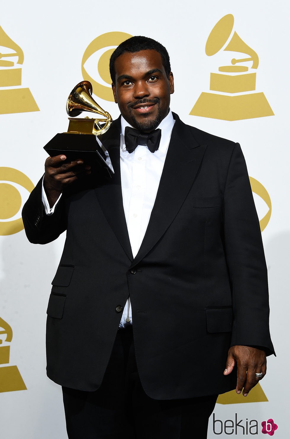 Rodney Jerkins posa con su Grammy 2015