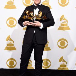 Sam Smith posa con sus premios Grammy 2015