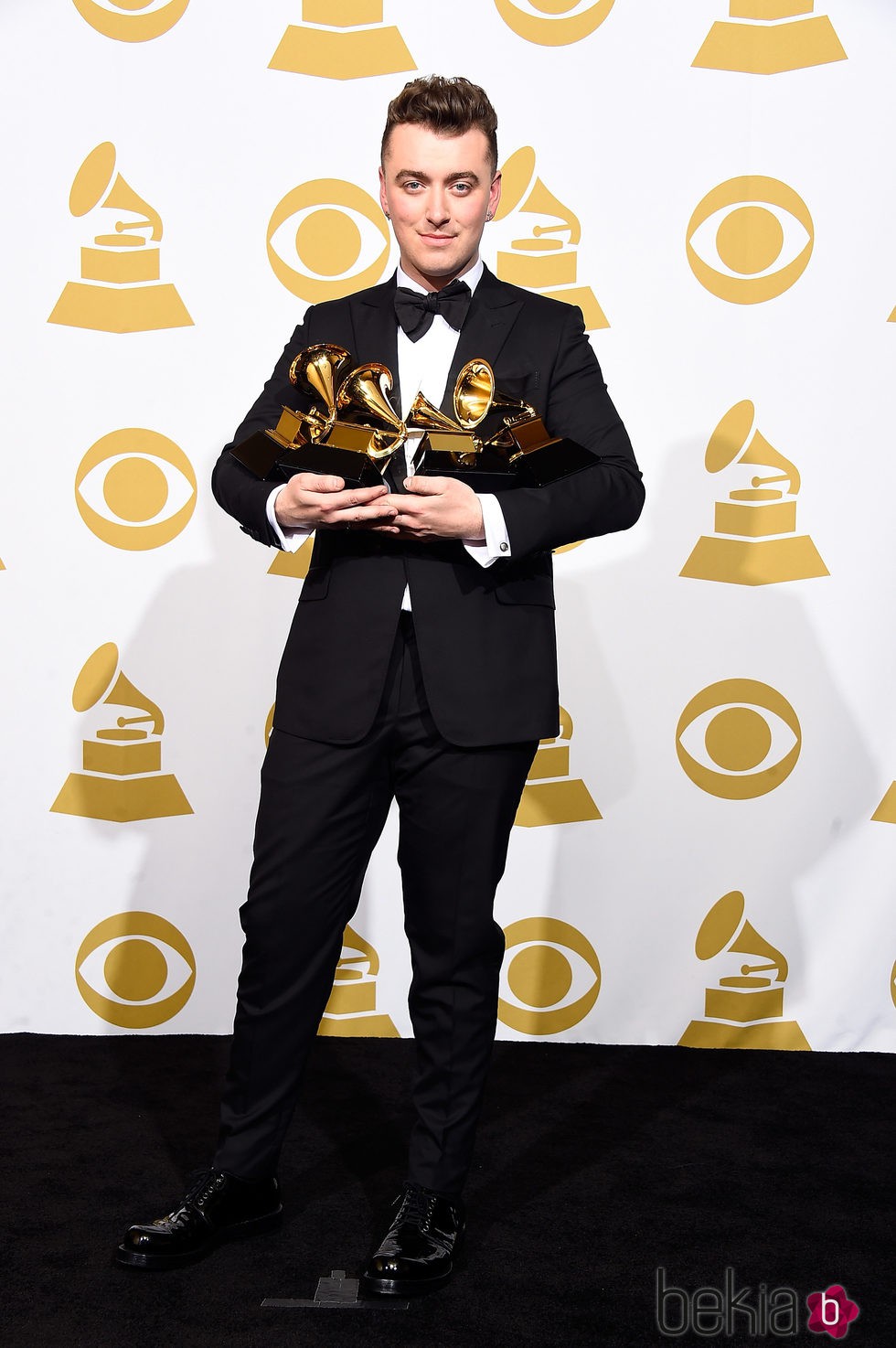 Sam Smith posa con sus premios Grammy 2015