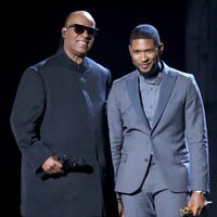 Stevie Wonder y Usher en los premios Grammy 2015