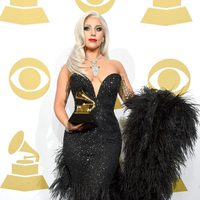 Lady Gaga posa con su premio Grammy 2015